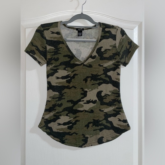 Rue21 Green Camo Ribbed V-Neck Tee - Picture 1 of 3